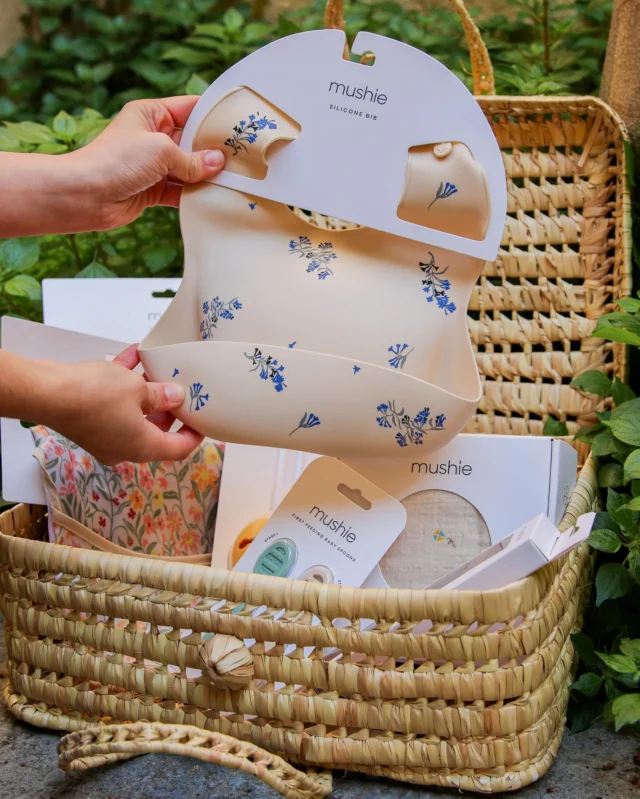 🍼🌿 Accessoris Mushie per als més petits! ✨
Fets amb materials segurs com silicona d’ús alimentari i cotó orgànic, ideals per cuidar els petits amb tota la delicadesa que es mereixen. 💛 @mushie📍 Carrer Ódena 15, Igualada
👩🏼‍💻 www.osmandros.cat#osmandrós #igualada #kidsconceptstore #mushie #babyessentials