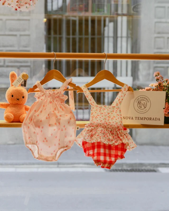 Nous colors, teixits frescos i dissenys encantadors per als petits de casa. La primavera ja és aquí, i ve plena d’estil! 🌸💛 @petitindibaby📍 Carrer Ódena 15, Igualada
👩🏼‍💻 www.osmandros.cat#osmandrós #igualada #kidsconceptstore #novatemporada #kidsfashion  #petitindibaby