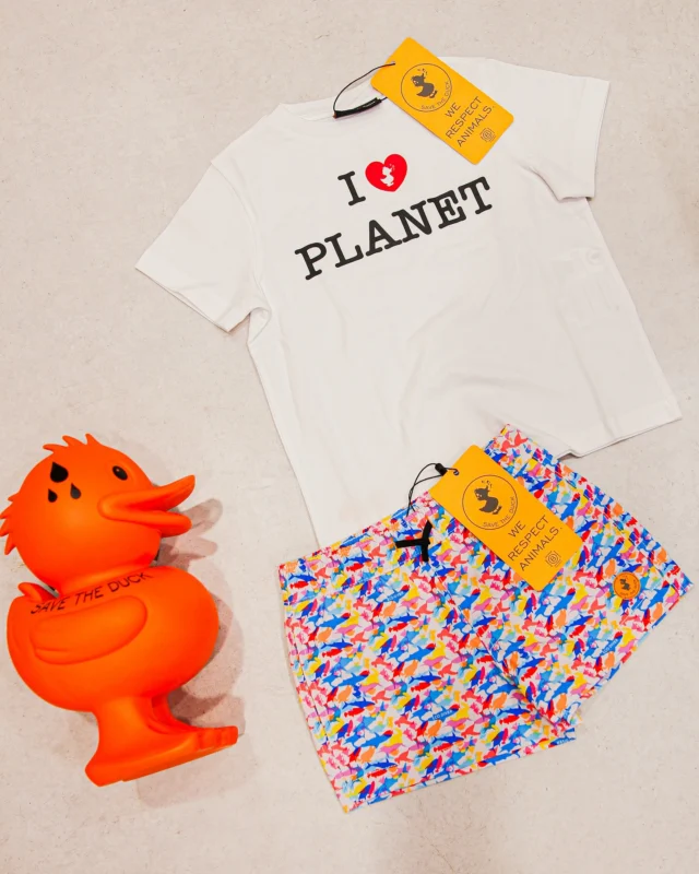 Sets Save the Duck
Moda sostenible i funcional. Dissenys moderns amb materials reciclats per cuidar el planeta i els més petits.📍 Carrer Ódena 15, Igualada
👩🏼‍💻 www.osmandros.cat#osmandrós #igualada #kidsconceptstore #savetheduck #modasostenible