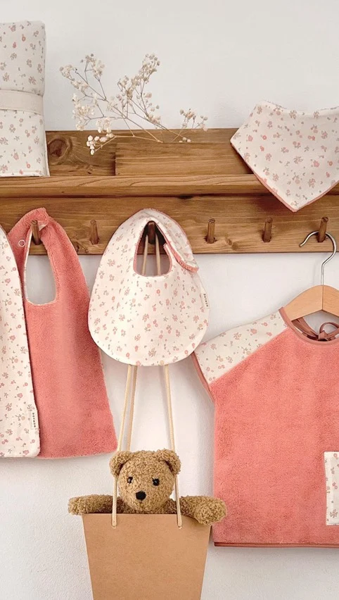 ¡Novetats d’accessoris a l’Os Mandrós! Ens han arribat les últimes novetats de Doymon😍
– Bossetes ideals per a l’escola bressol, fetes amb cotó i folre impermeable, perfectes per portar la muda o l’esmorzar.
– Pitets de tovallola  o bambú súper suaus, absorbents i amb folre que evita taques.
– Bates
Aquestes i moltes novetats més ja a la web: www.osmandros.cat 🦥#osmandrós #igualada #kidsconceptstore #doymon #accessorisbebe #escolabressol #baberos #bossetesinfantils